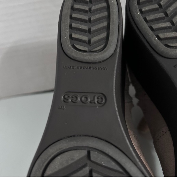 Beige Crocs short suede ankle boots size 5W - Picture 3 of 8